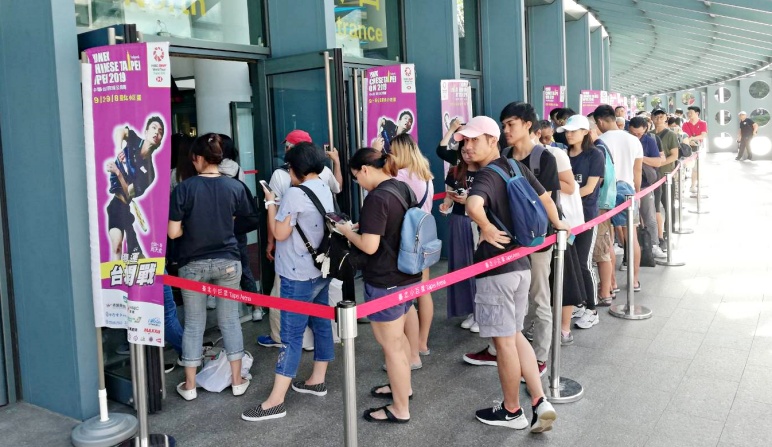 八強戰熱鬧開打　球迷排隊爭睹球星丰采